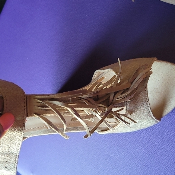 𝅺VIA Pinky Fringe Wedge 🥰 - Picture 5 of 7